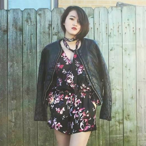 Floral romper with long sleeves and v neckline - Picture 8 of 8